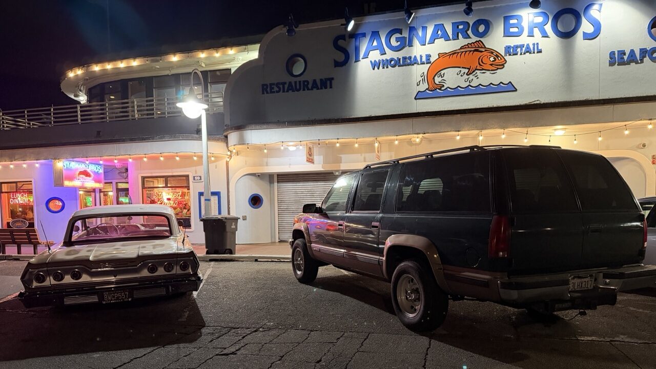 Le Suburban 1995 garé de nuit à Santa Cruz près d'une Chevrolet Impala 1963