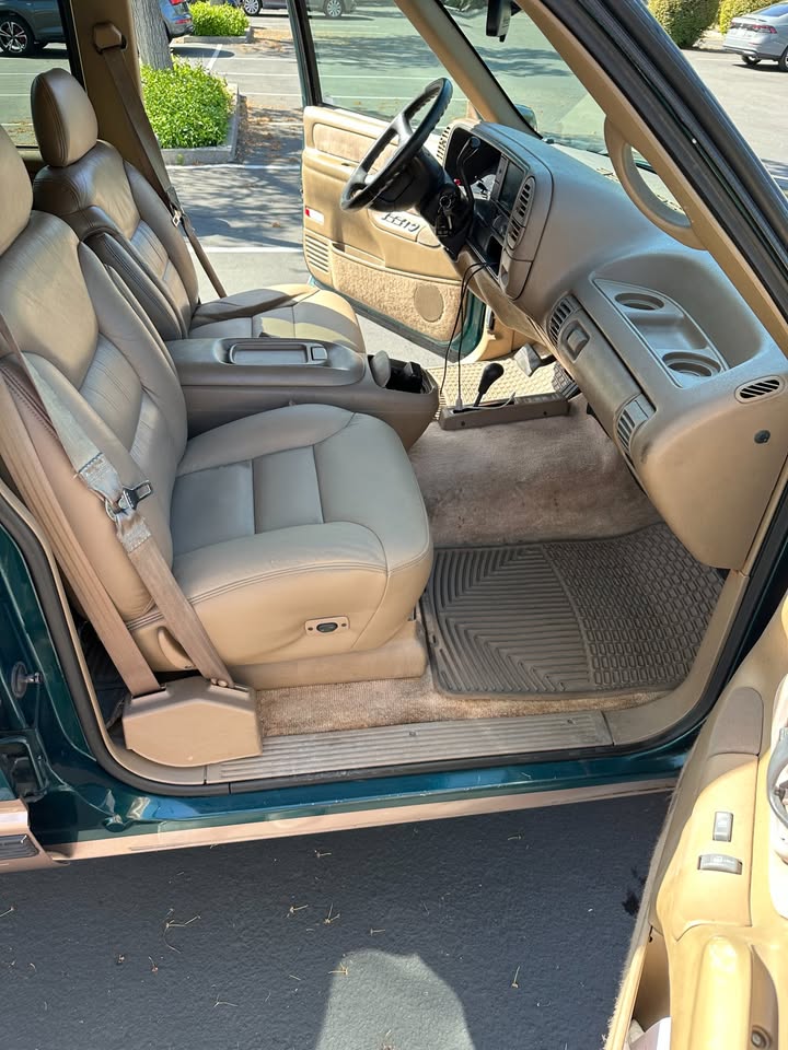 Intérieur cuir beige du Suburban K1500 LT 1995