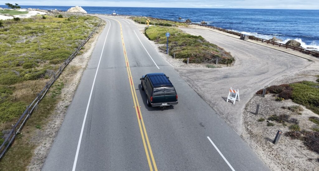 Le Suburban 1995 sur la route pendant le road trip californien