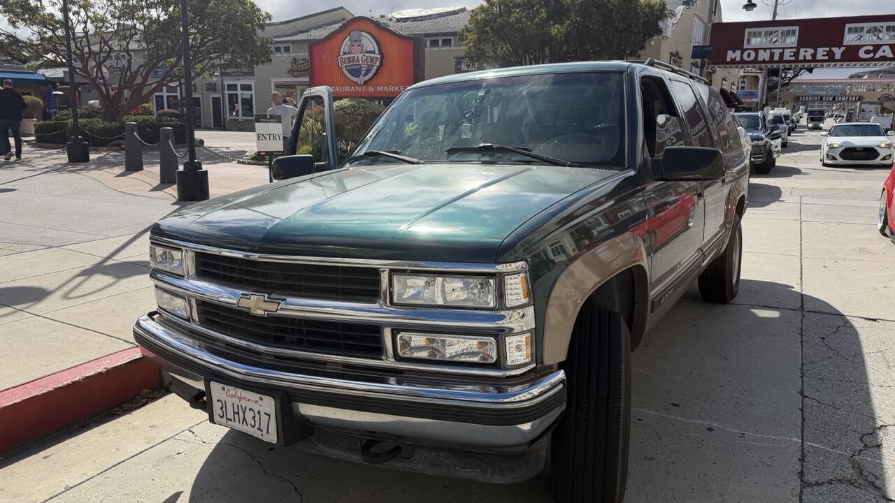 Le Suburban 1995 sur Cannery Row à Monterey