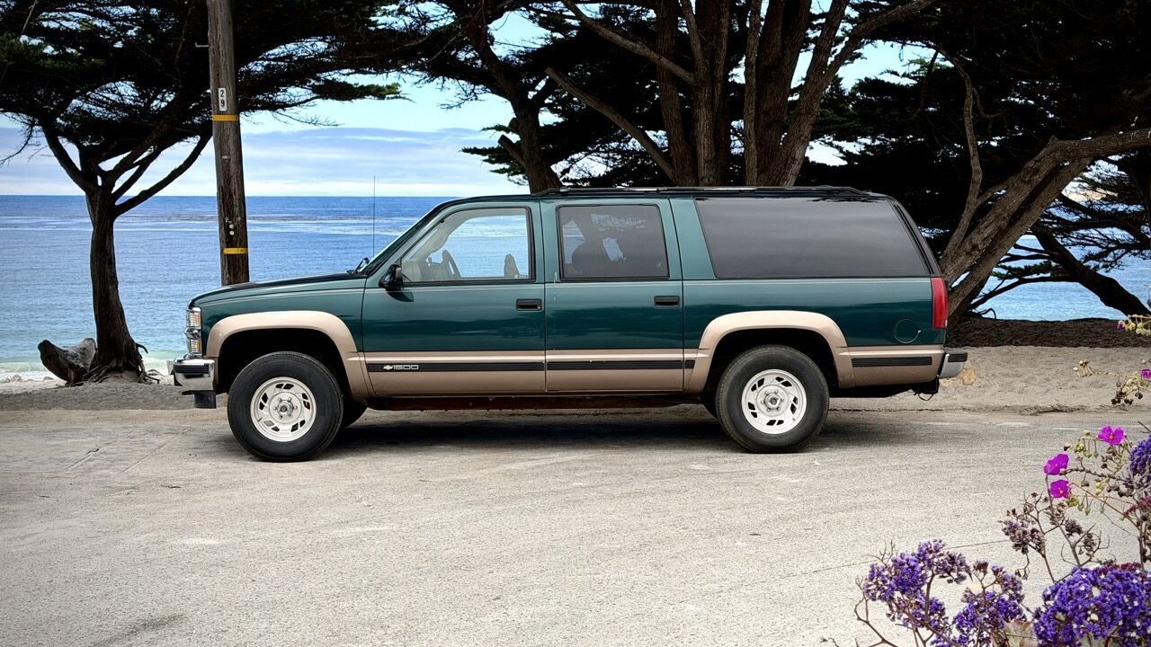 Profil du Suburban K1500 bicolore face au Pacifique à Carmel