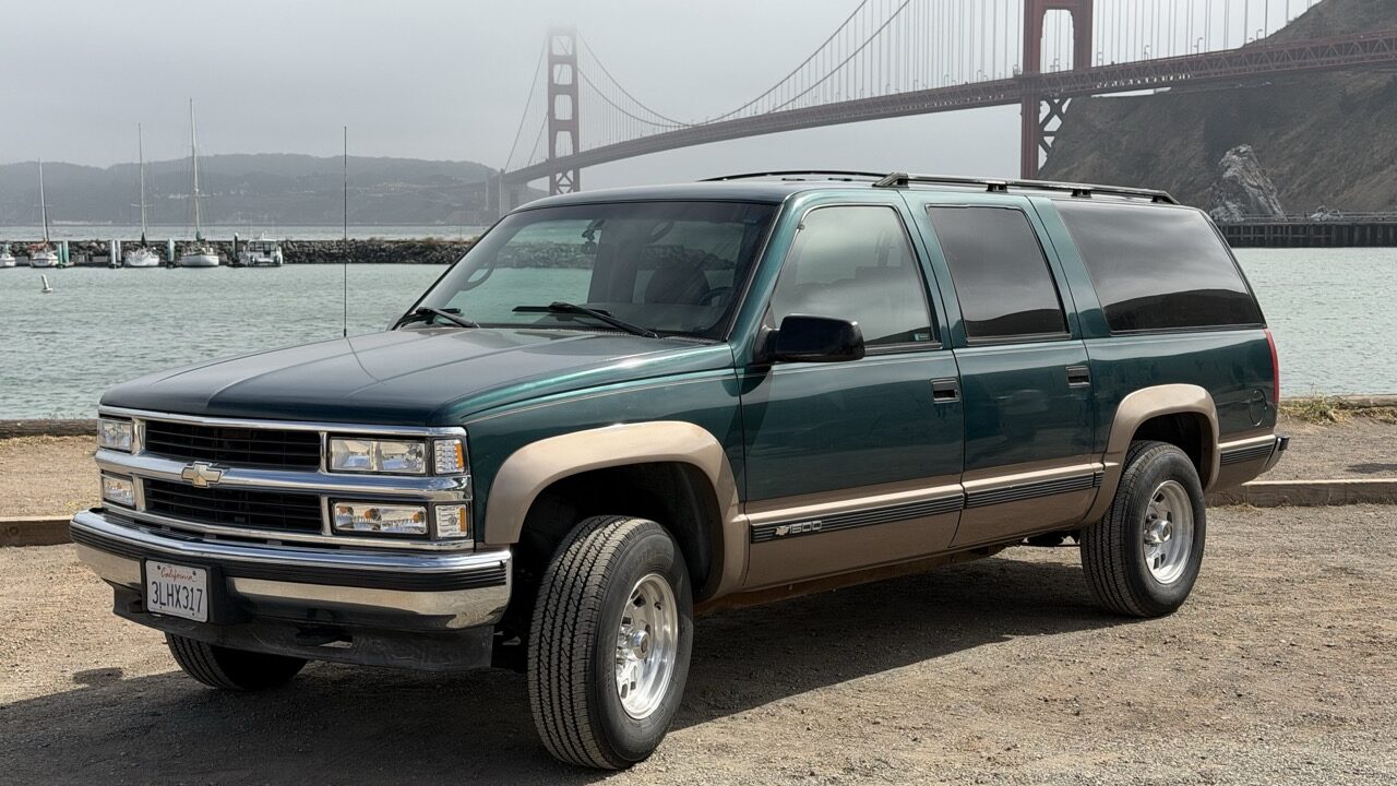 Le Chevrolet Suburban 1995 devant le Golden Gate Bridge à San Francisco