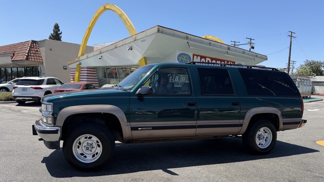 Le Suburban 1995 devant le McDonald's historique de Downey
