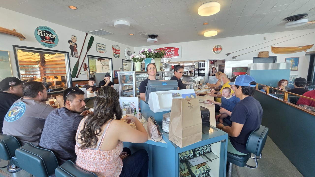 Salle et comptoir en U d'un café historique de Bakersfield