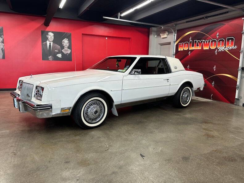 Buick-Riviera-1984-White-Burgundy