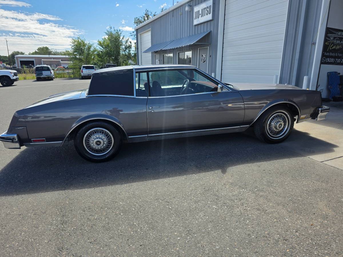 Buick-Riviera-1985