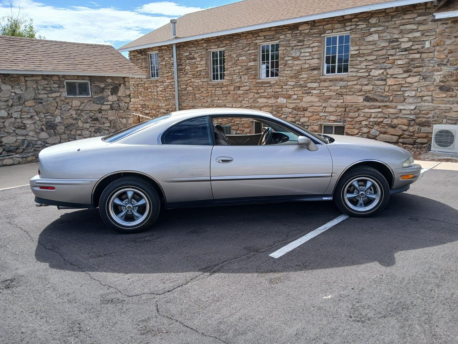 Buick-Riviera-1996-Coupe-Taupe