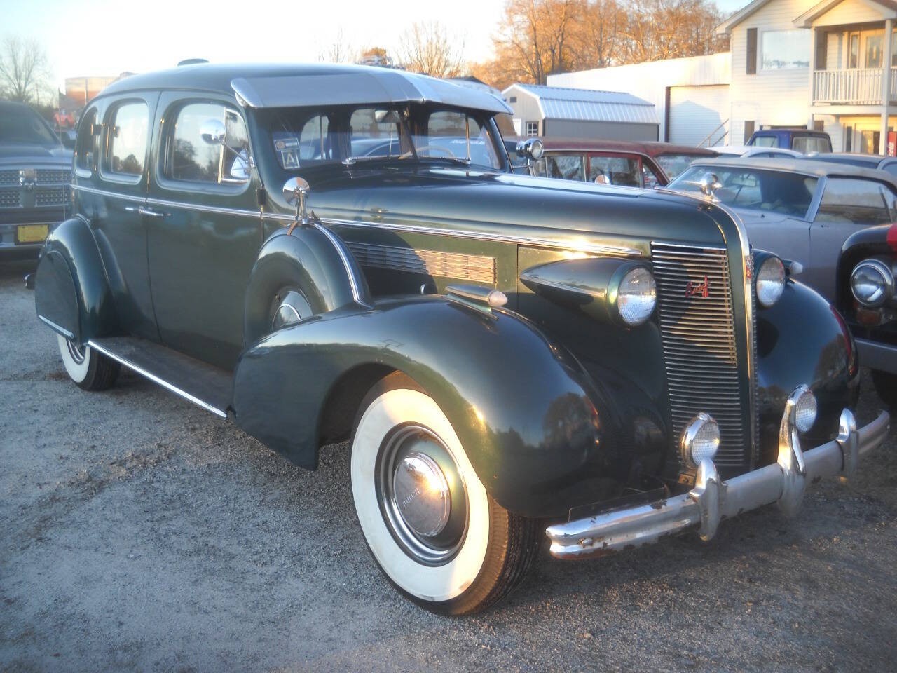 Buick-Roadmaster-1937-Sedan-Brown