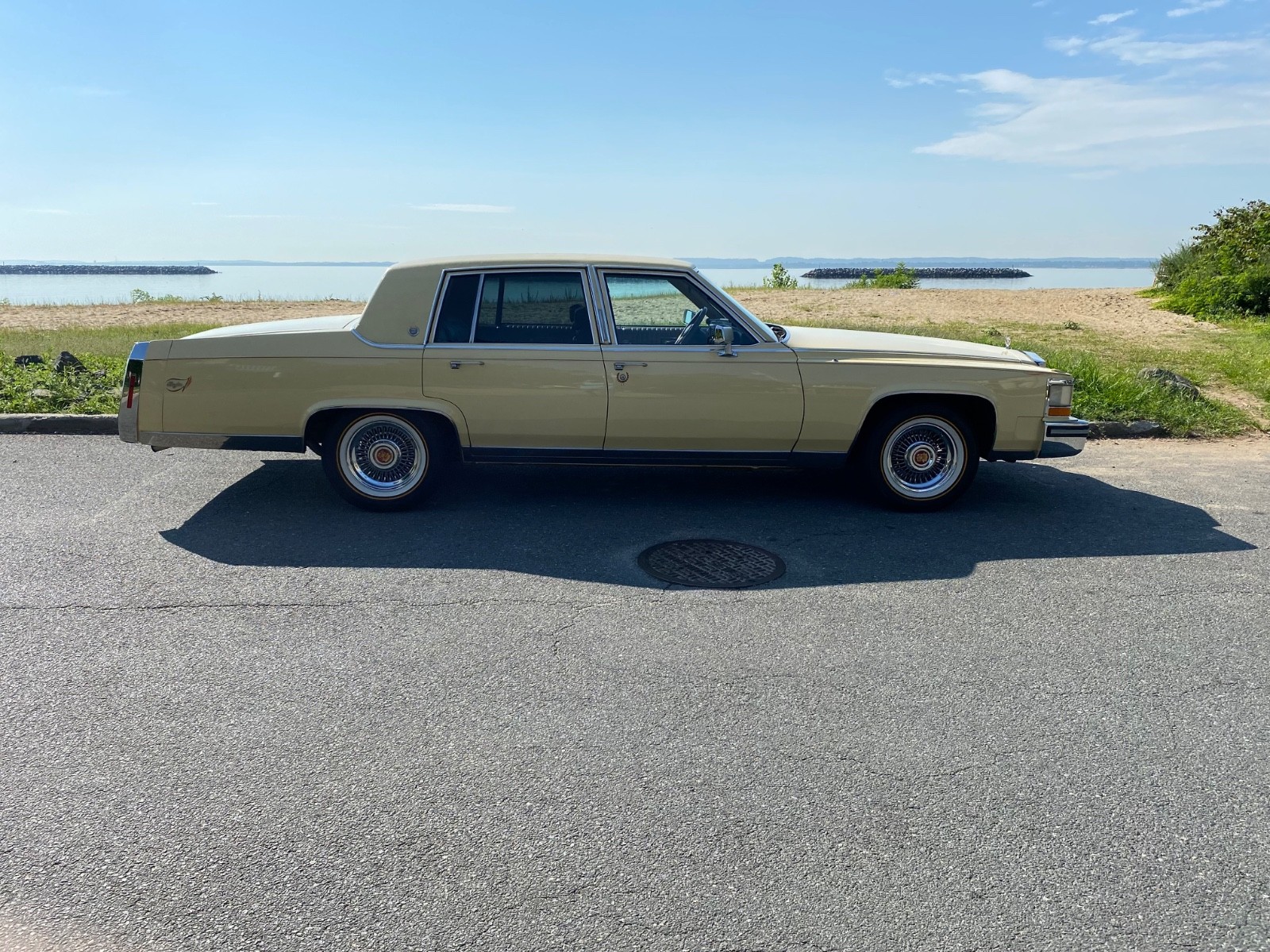 Cadillac-Brougham-1987-Sedan-beigecream