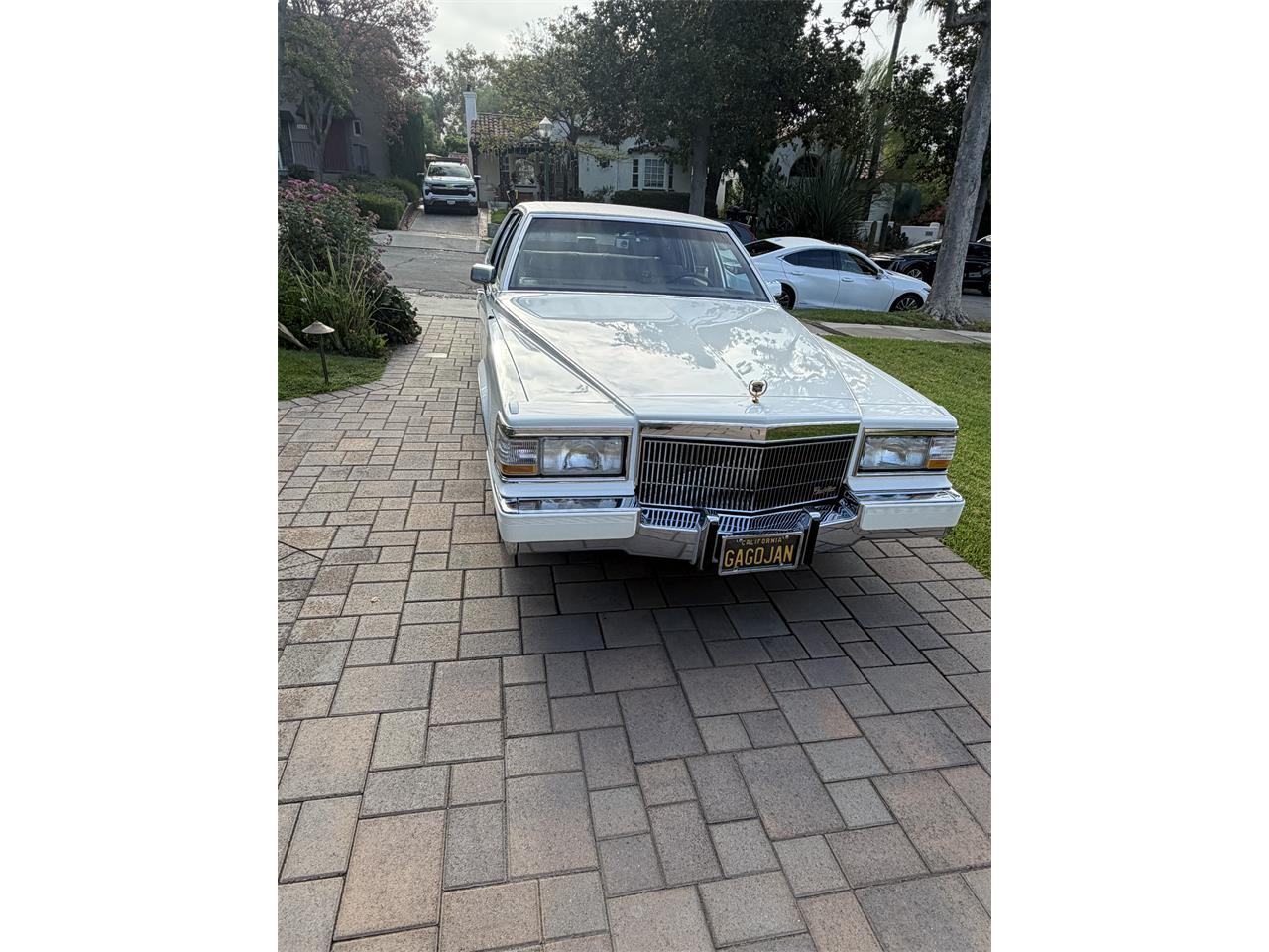 Cadillac-Brougham-delegance-1990-White-Tan