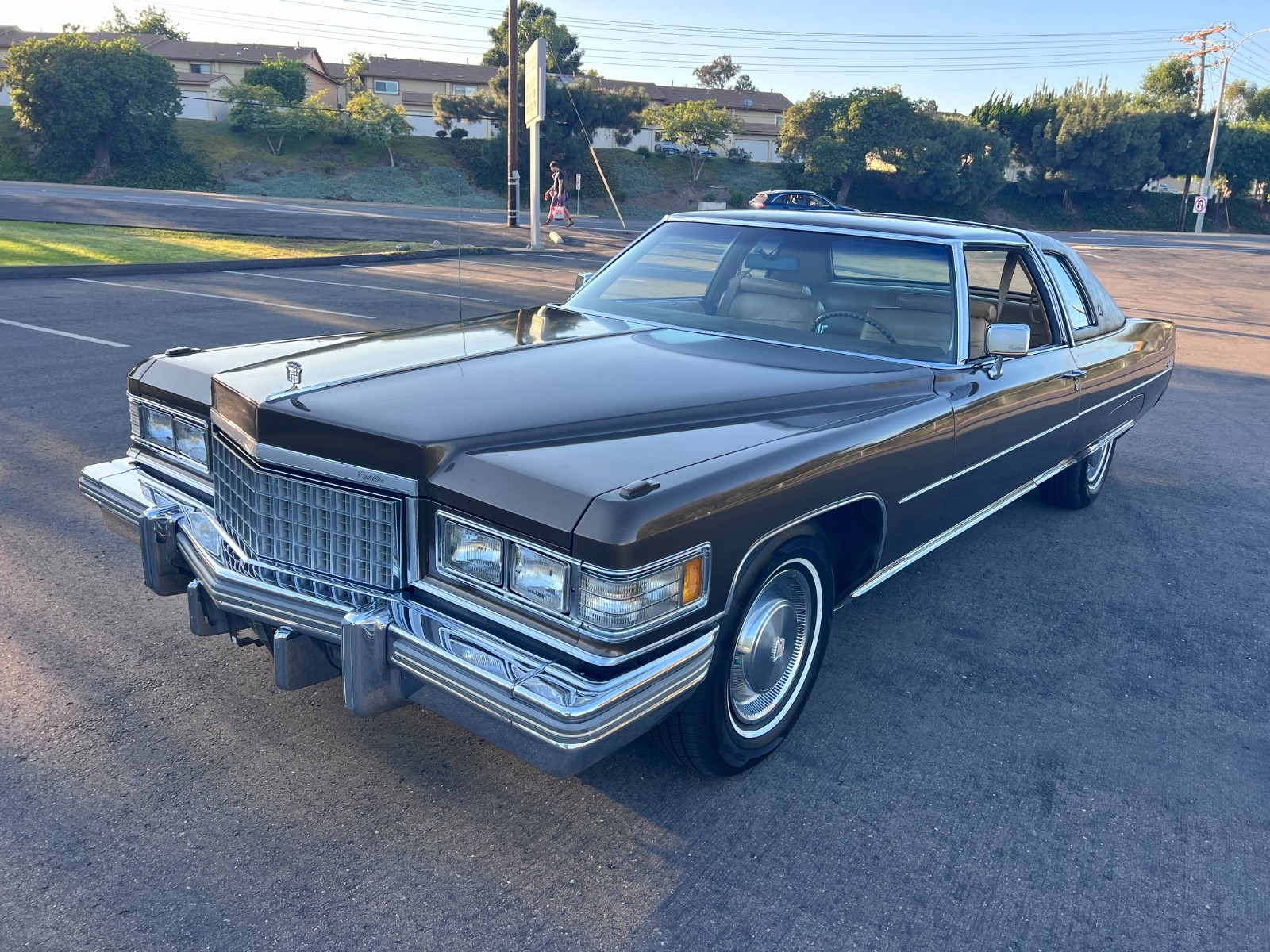 Cadillac-Coupe-De-Ville-1976-Coupe-Tan