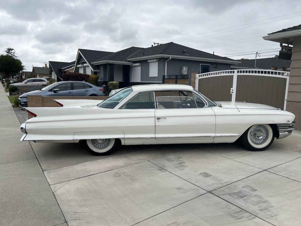 Cadillac-Coupe-de-ville-1961-White