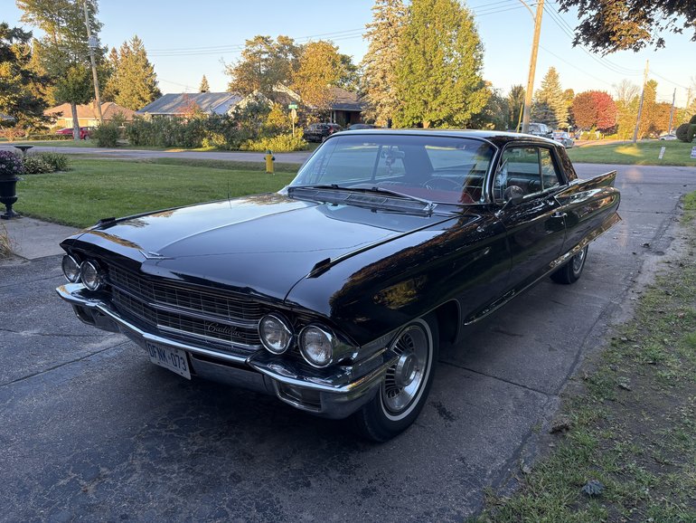 Cadillac-Coupe-de-ville-1962-Black-Red