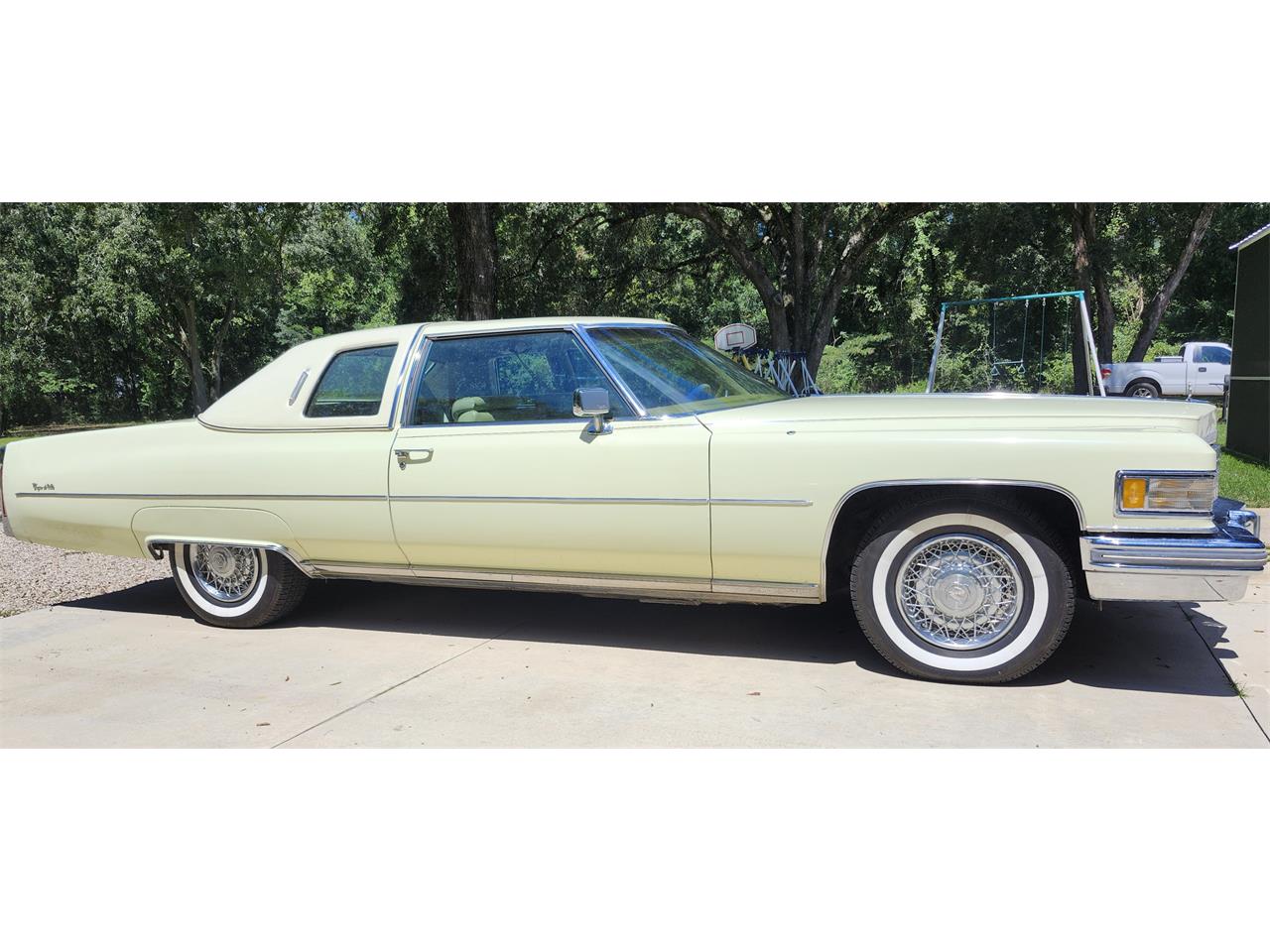 Cadillac-Coupe-de-ville-1976