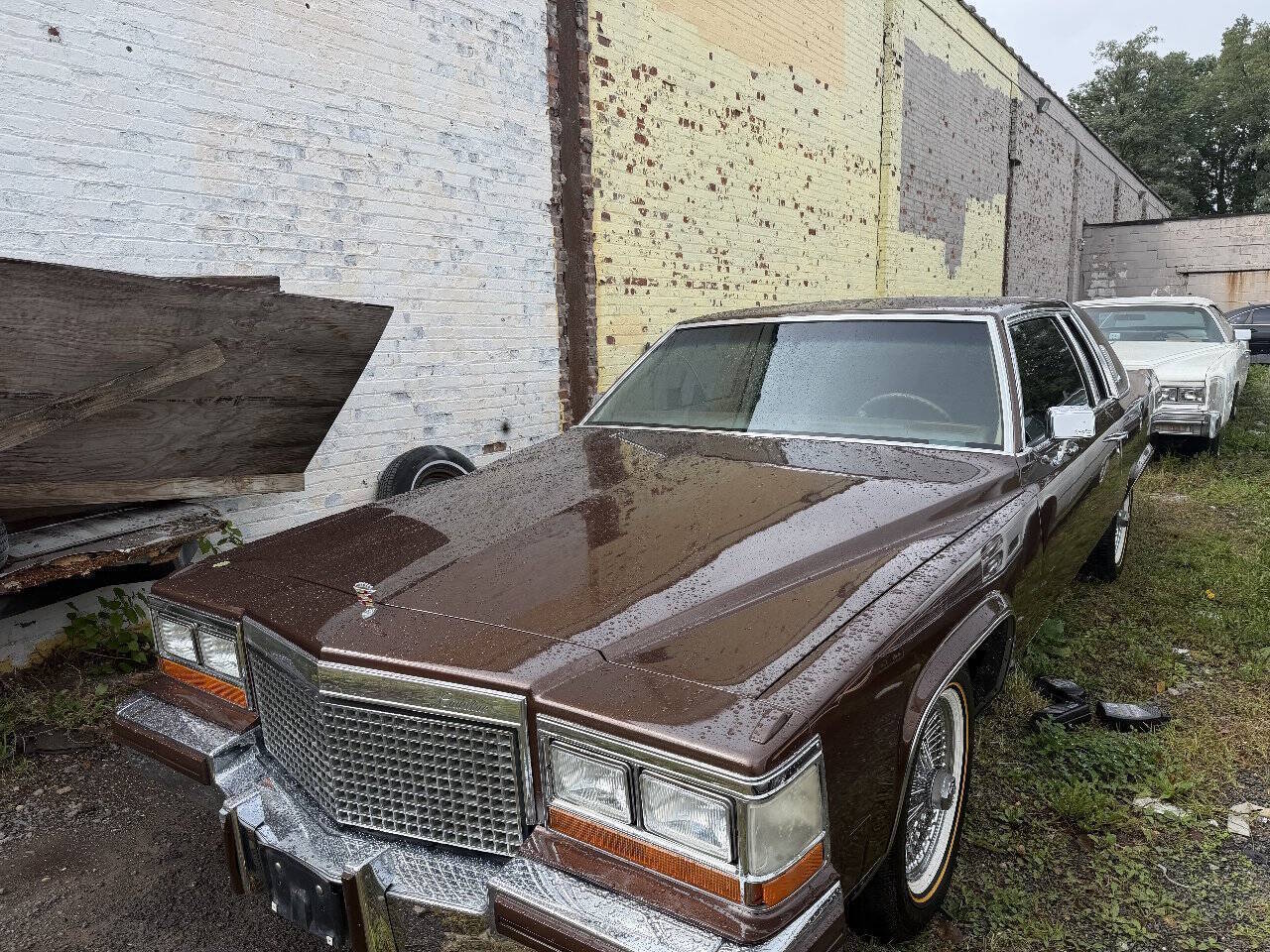 Cadillac-Deville-1981-Brown