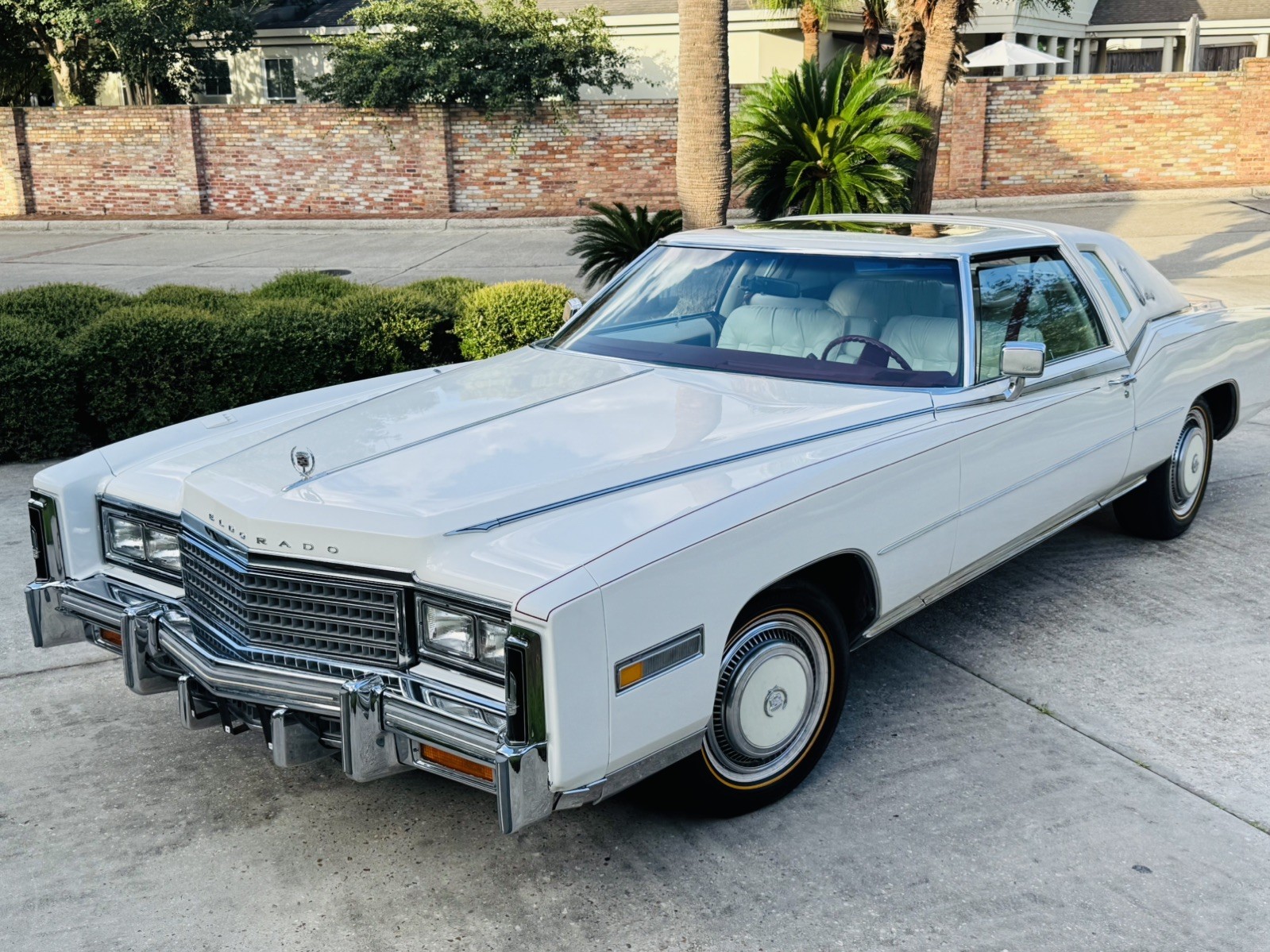Cadillac-El-Dorado-Biarritz-1978-Coupe-Red-carpets-white-leather-interior