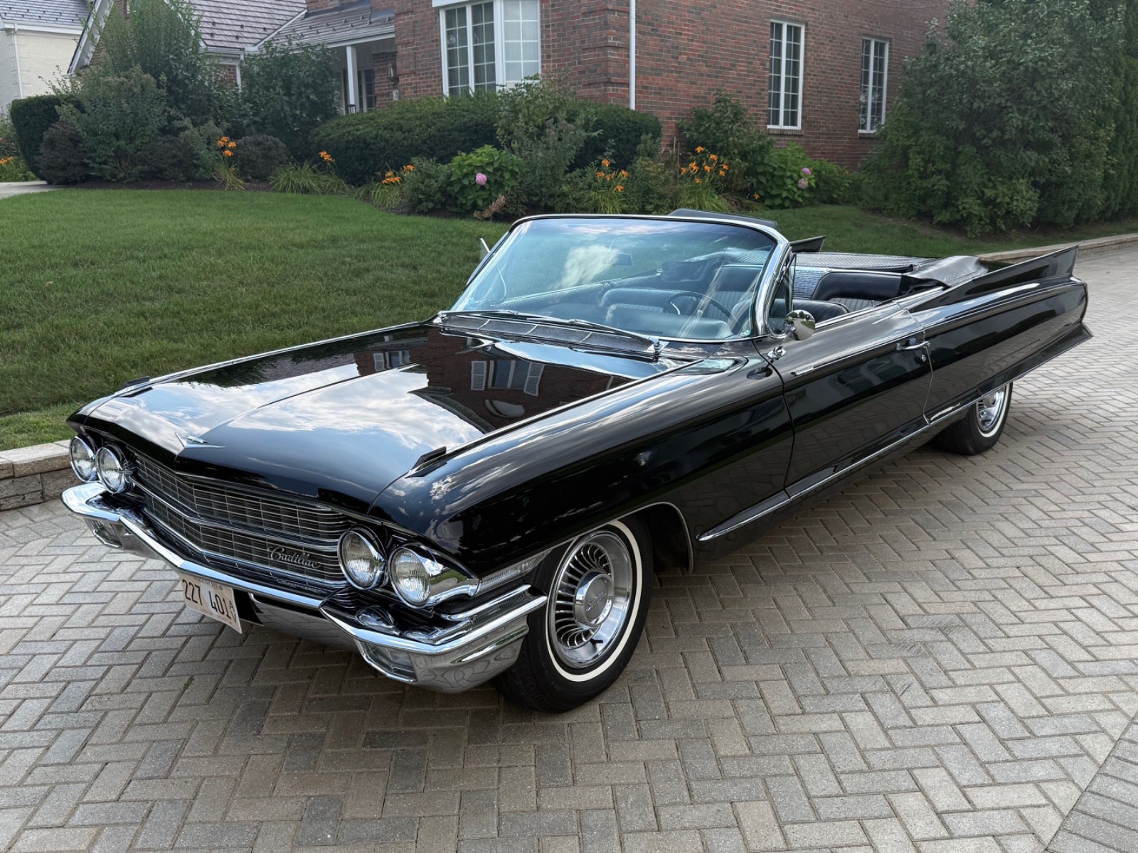 Cadillac-Eldorado-1962-Convertible-Black-Leather-w-Black-White-Inserts