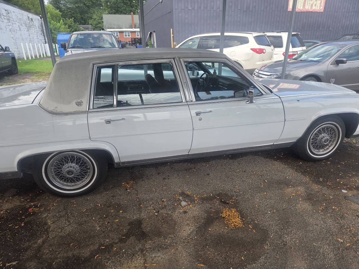 Cadillac-Fleetwood-1985