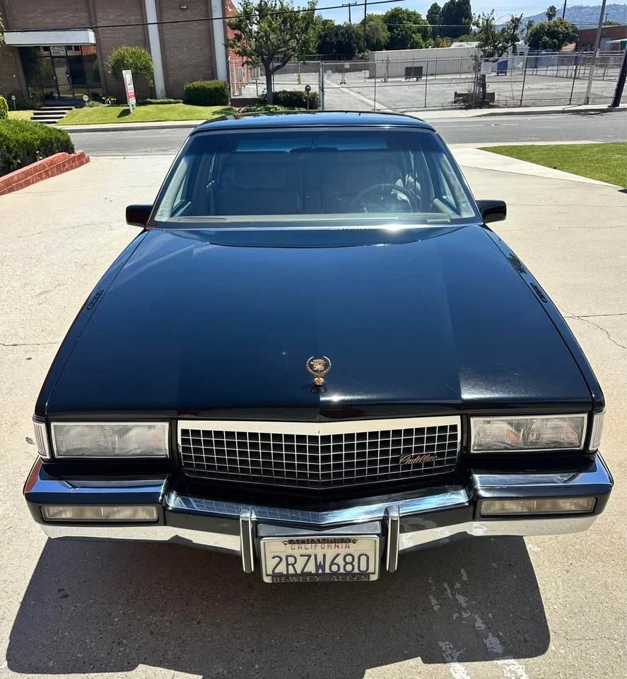 Cadillac-Fleetwood-1990-Black-Beige