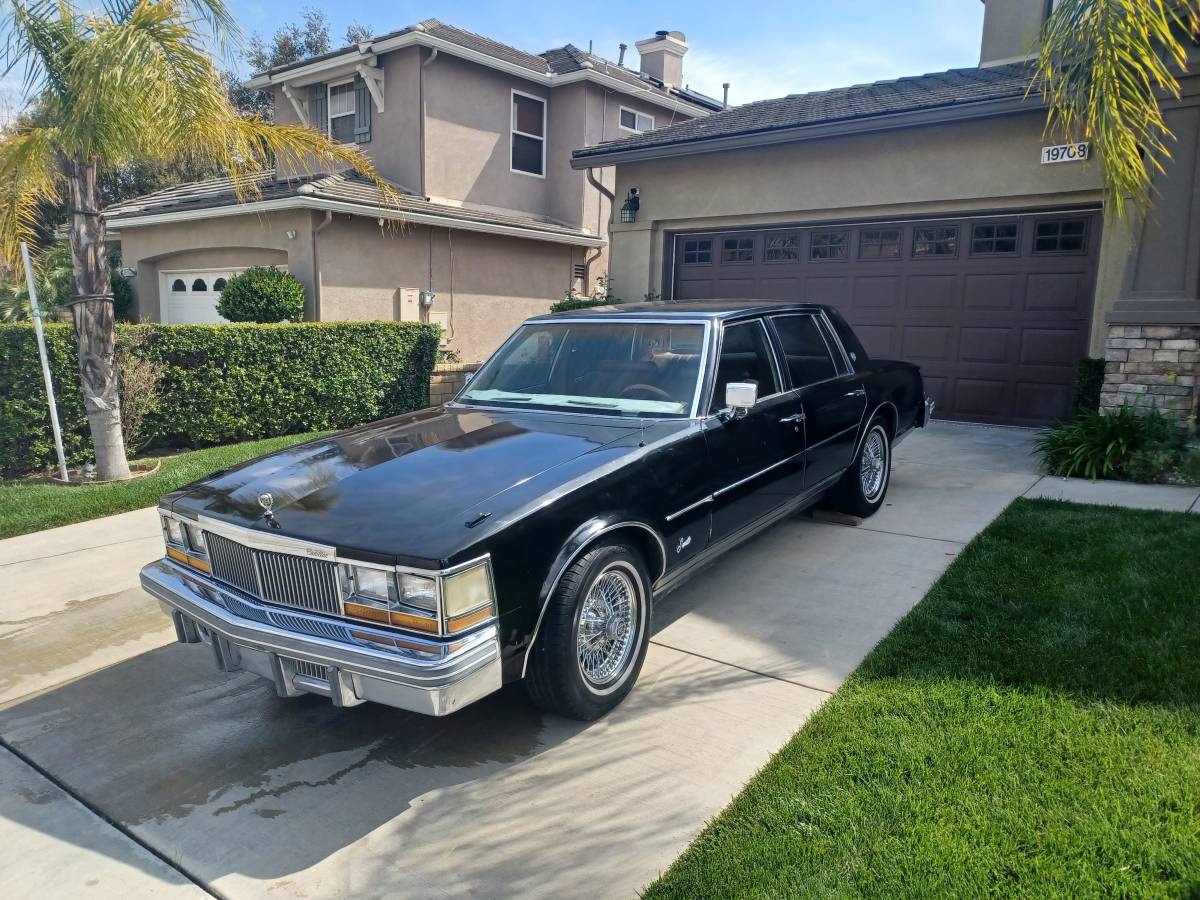 Cadillac-Sedan-de-ville-1978-Black