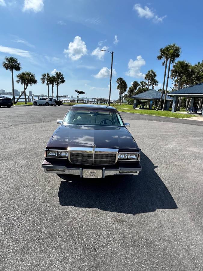 Cadillac-Sedan-de-ville-1986