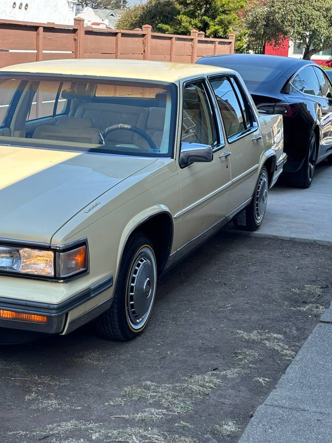 Cadillac-Sedan-de-ville-1988-Yellow