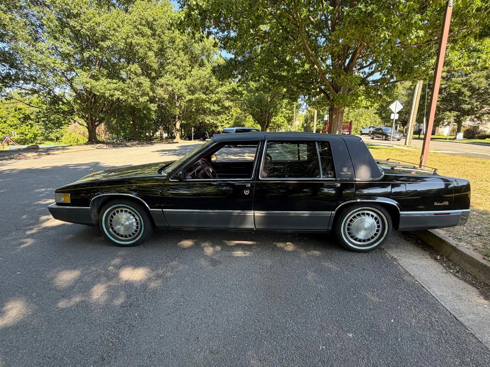 Cadillac-Sedan-de-ville-1989-Black-Burgundy