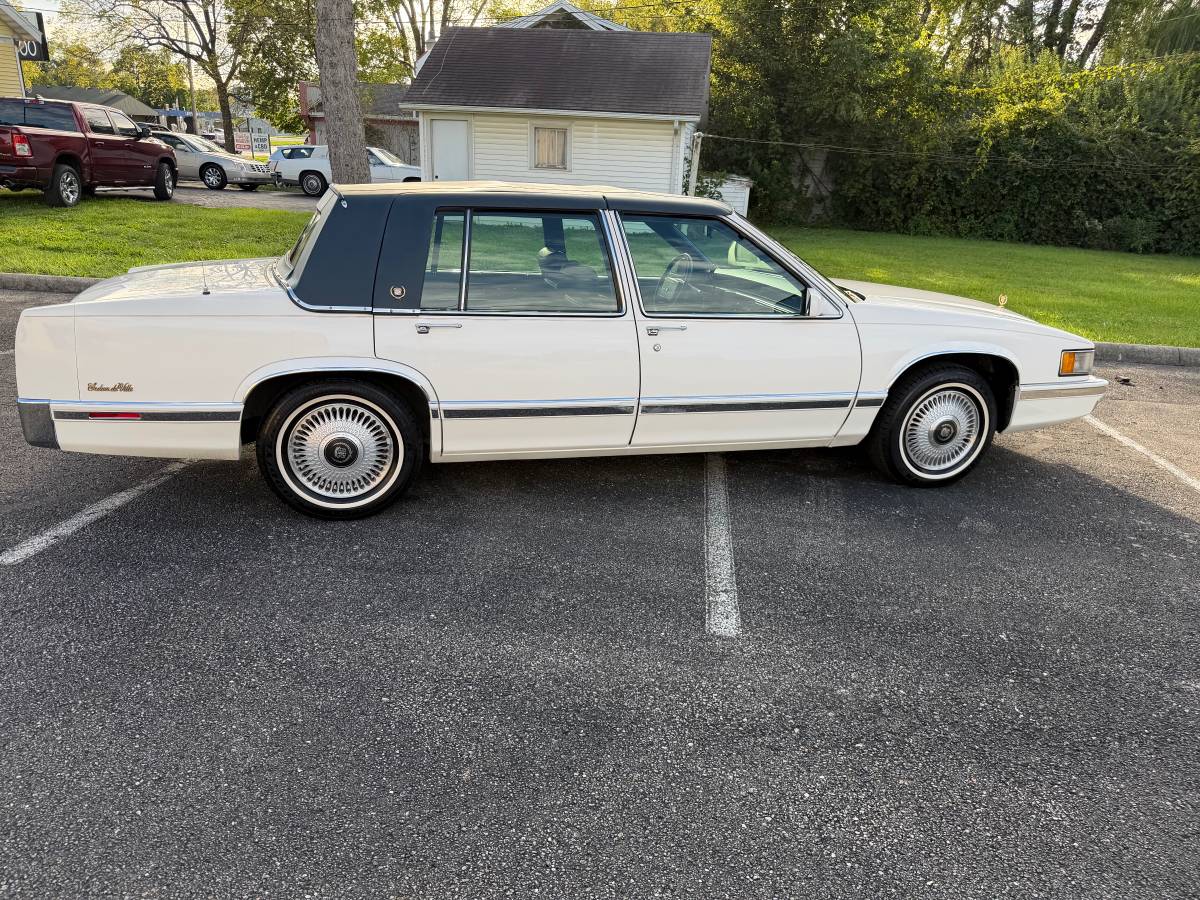 Cadillac-Sedan-de-ville-1992-White