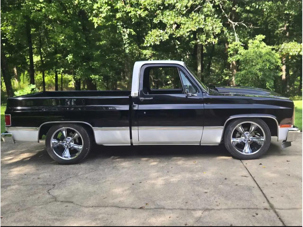 Chevrolet-1500-1984-Black-amp-White-Black