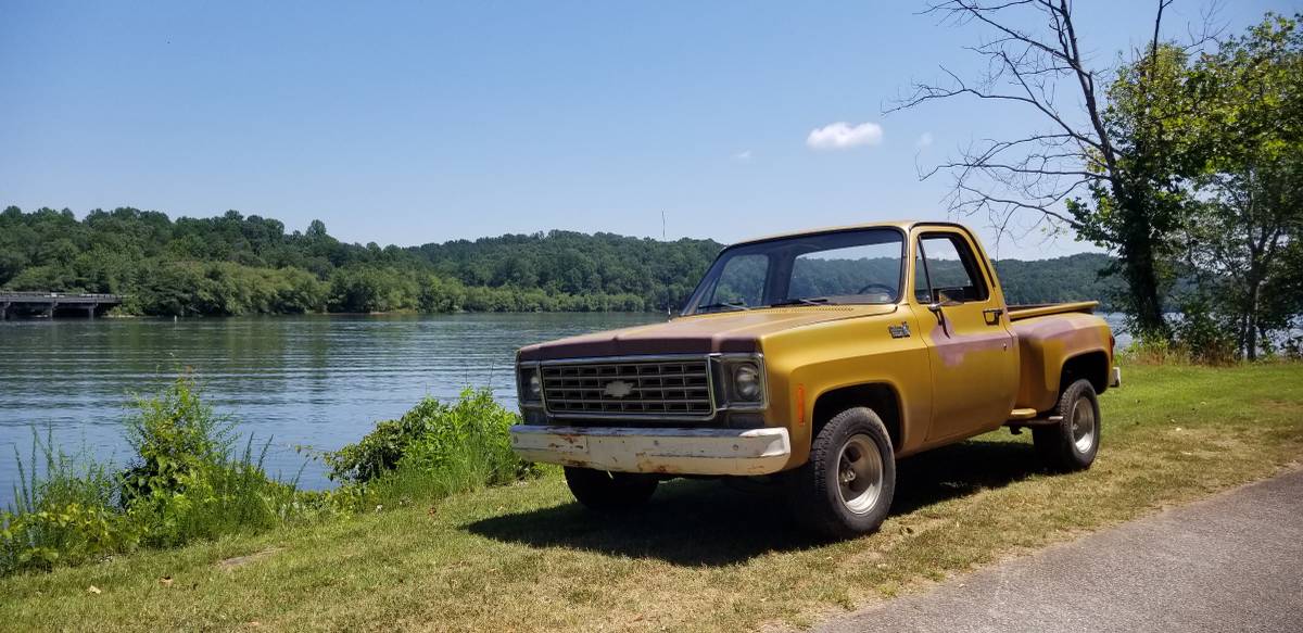 Chevrolet-C-10-custom-deluxe-1976-Yellow