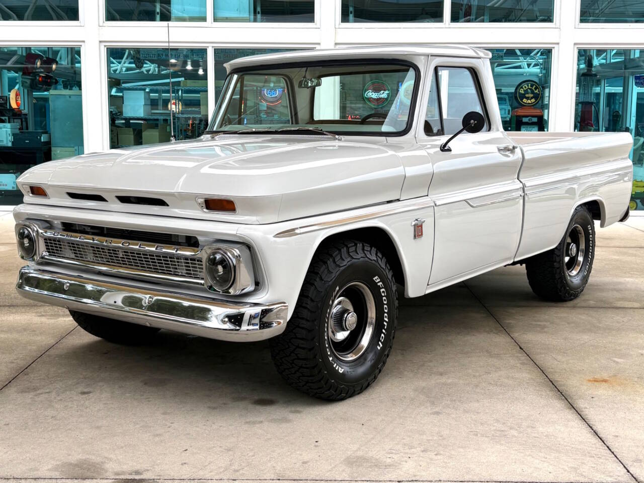 Chevrolet-C10-1964-White-Tan