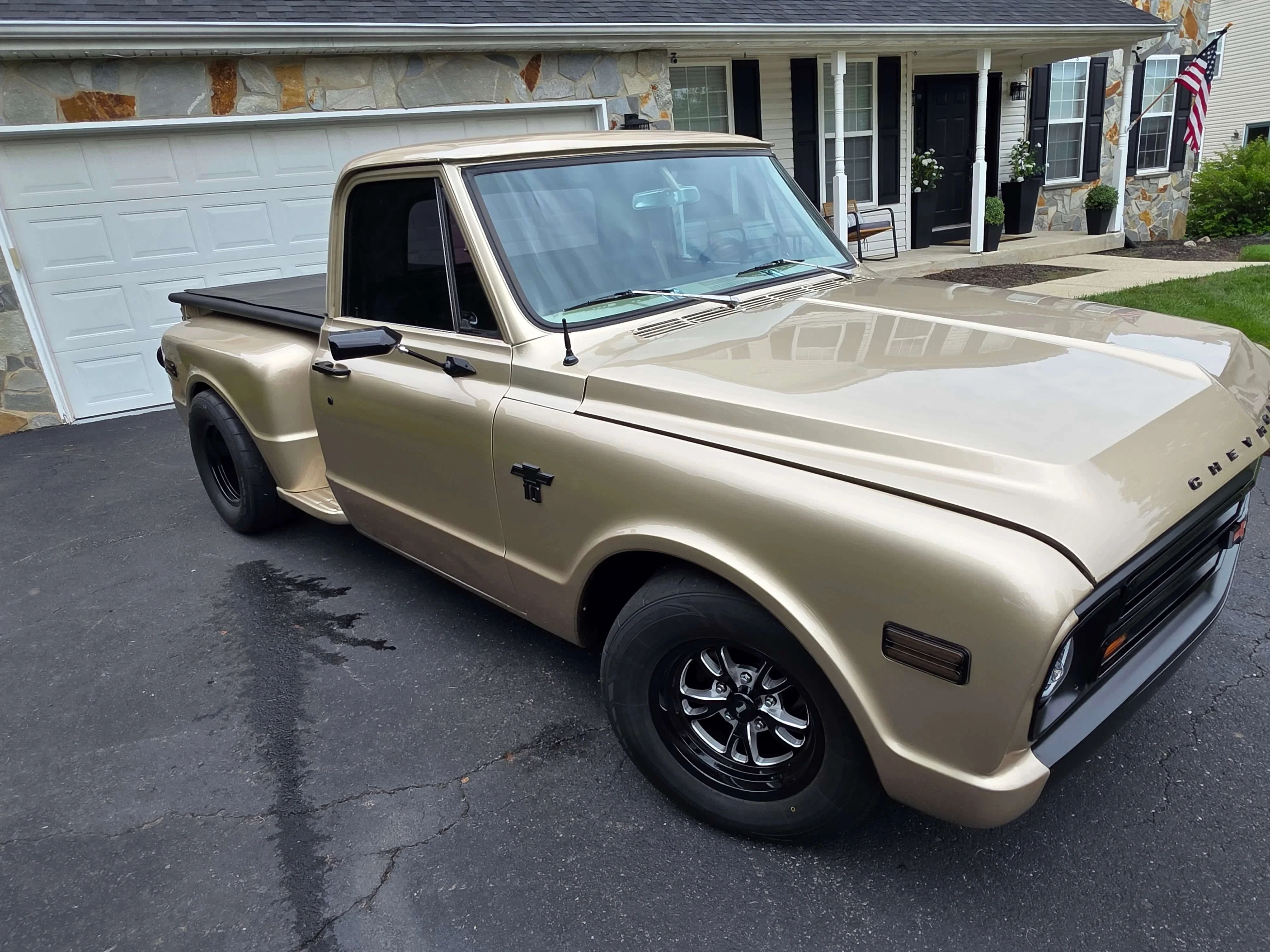 Chevrolet-C10-1967-Gold-Black