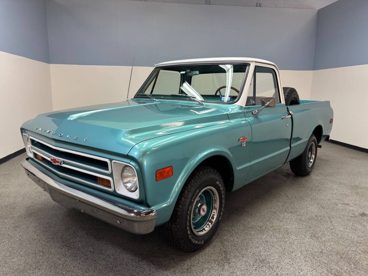 Chevrolet-C10-1968-Turquoise-White-Two-Tone-Brown