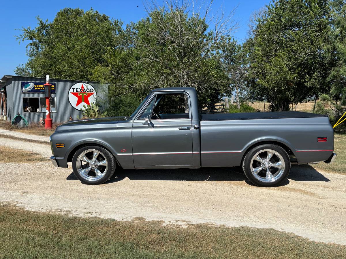 Chevrolet-C10-custom-1972-Gray