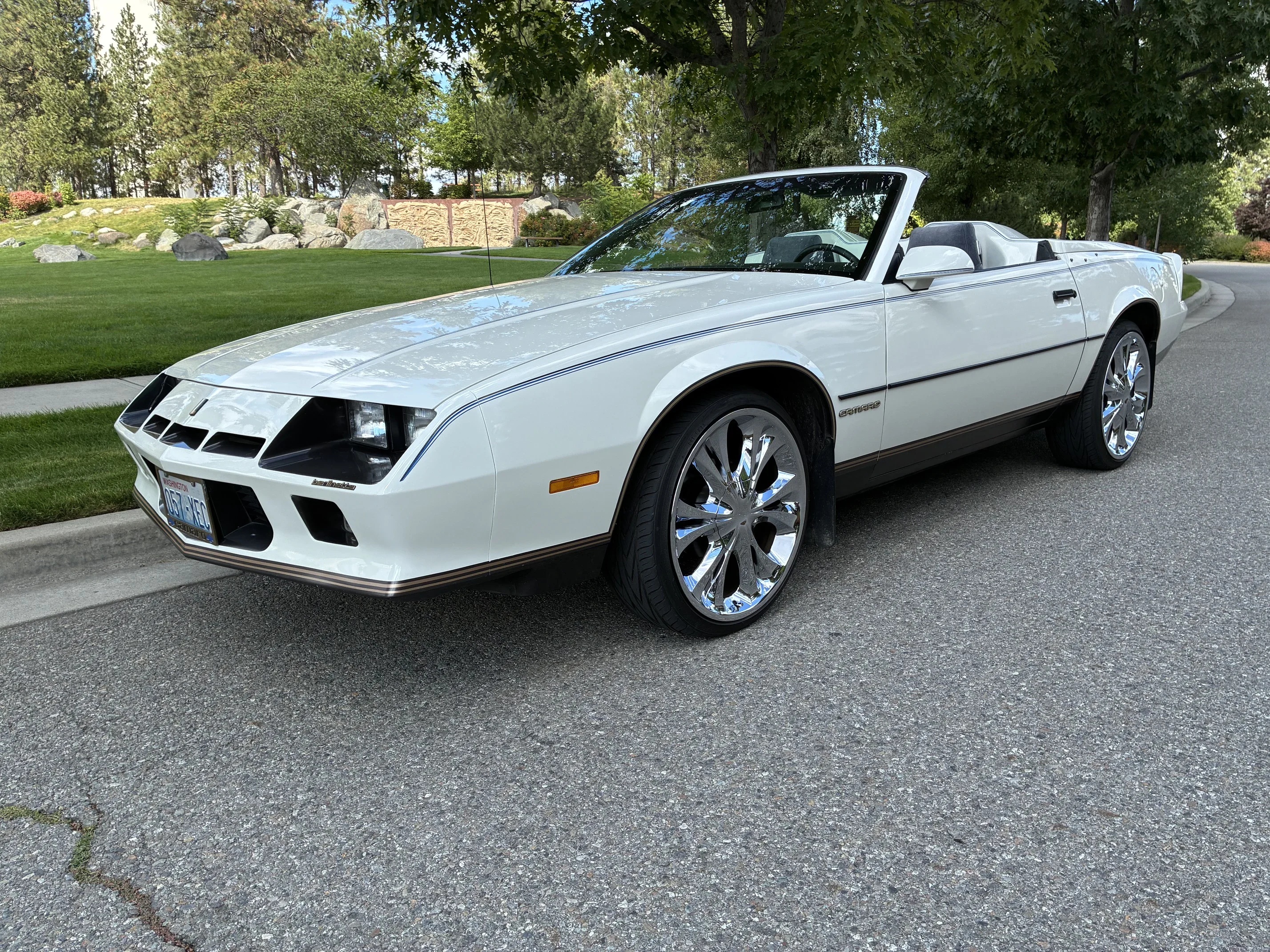 Chevrolet-Camaro-1983-White-Blue