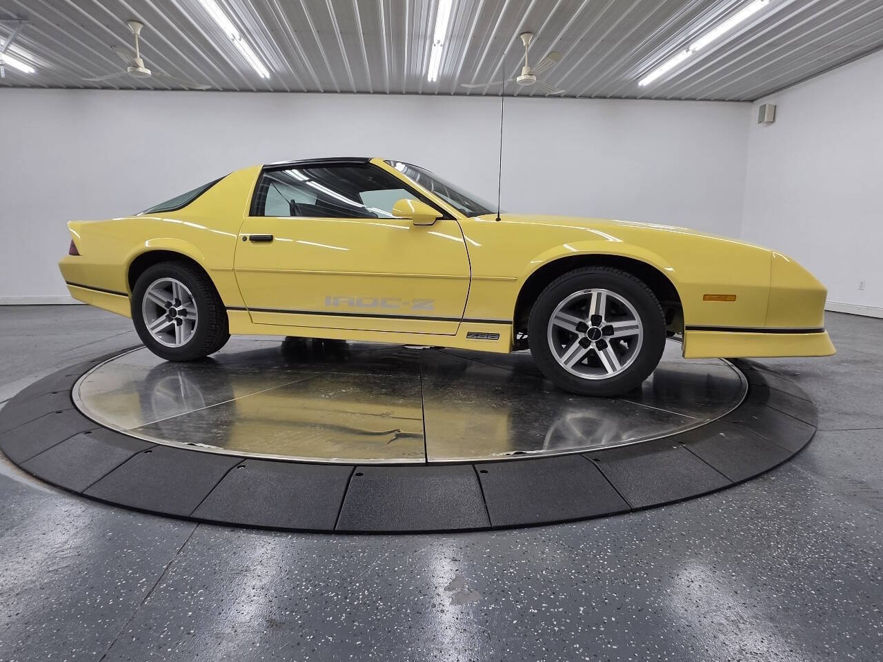 Chevrolet-Camaro-1987-Yellow