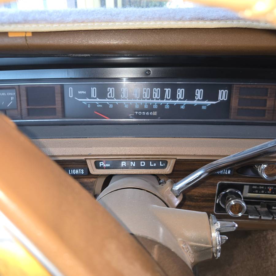 Chevrolet-Caprice-classic-1976-Yellow