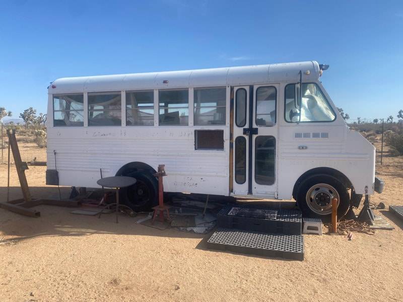 Chevrolet-Carpenter-short-bus-1976-White