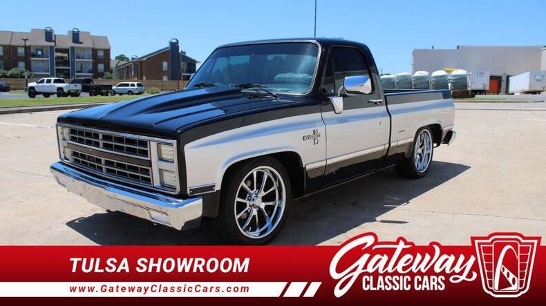 Chevrolet-Ck-1500-1984-BlackSilver-Black