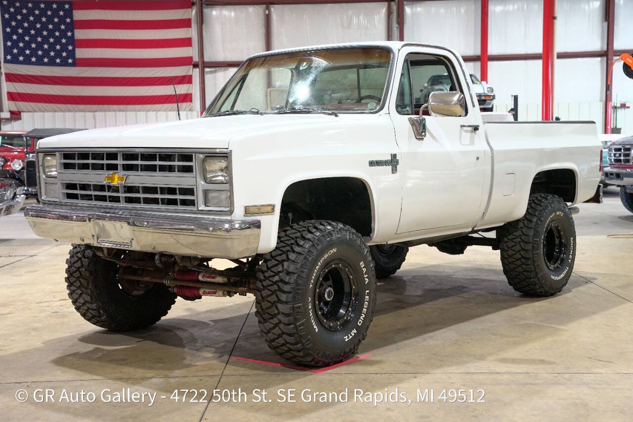 Chevrolet-Ck-1500-1985-White-Red