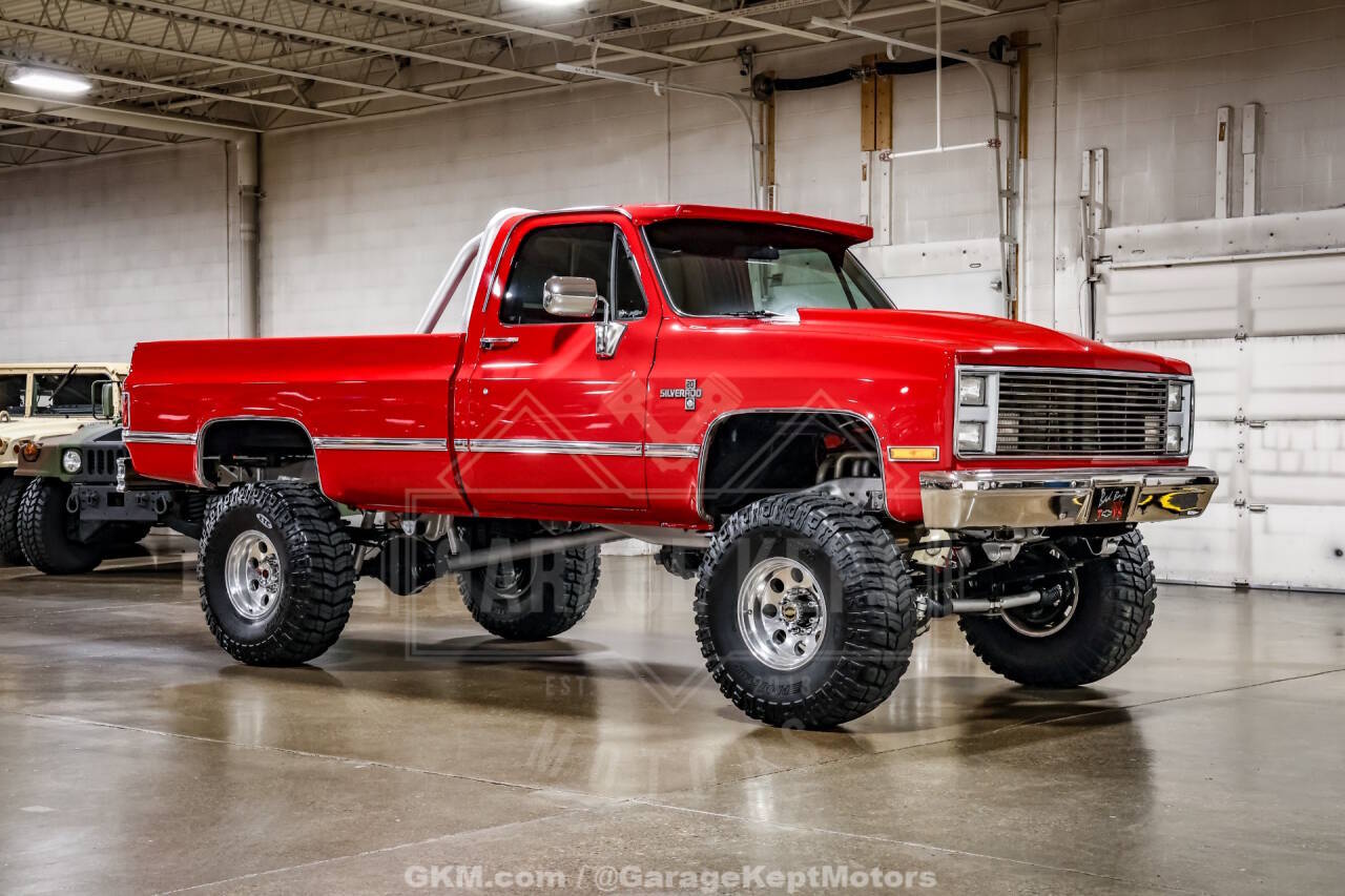 Chevrolet-Ck-2500-1983-Red-Black