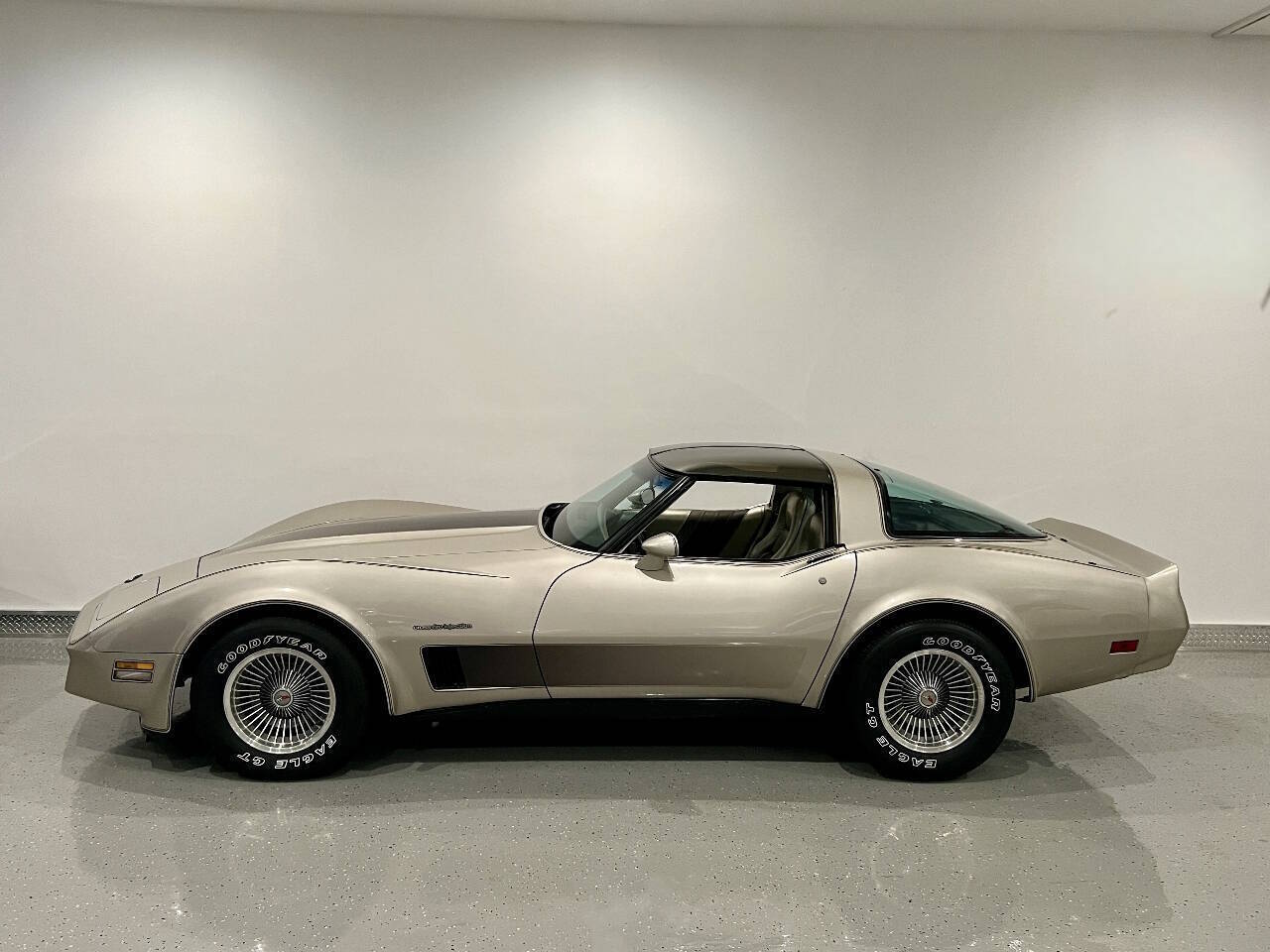 Chevrolet-Corvette-1982-Silver