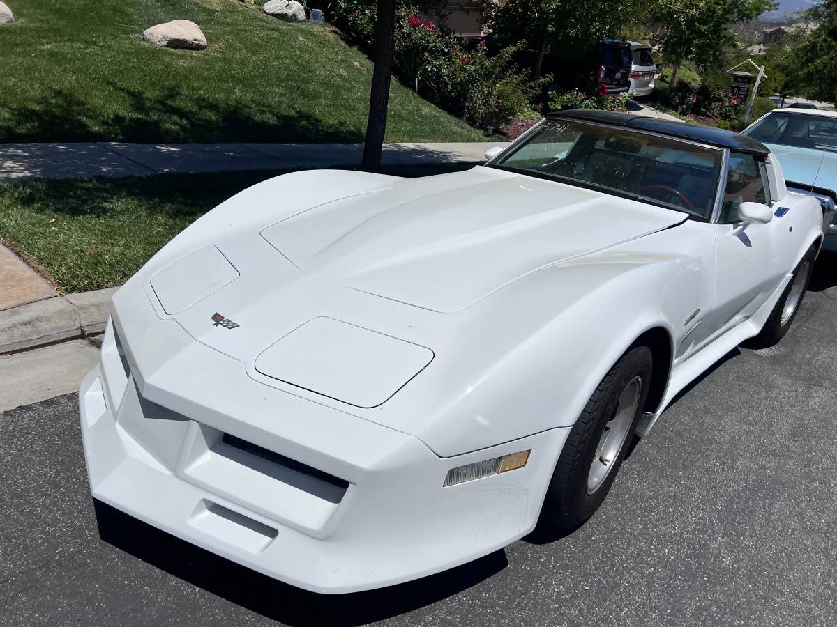 Chevrolet-Corvette-1982-White