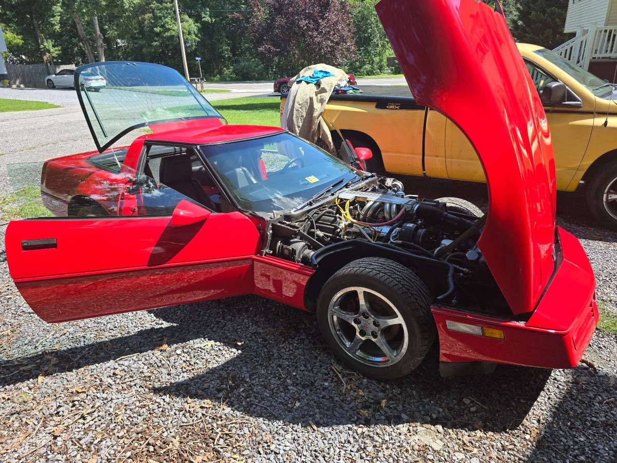 Chevrolet-Corvette-1985-Red