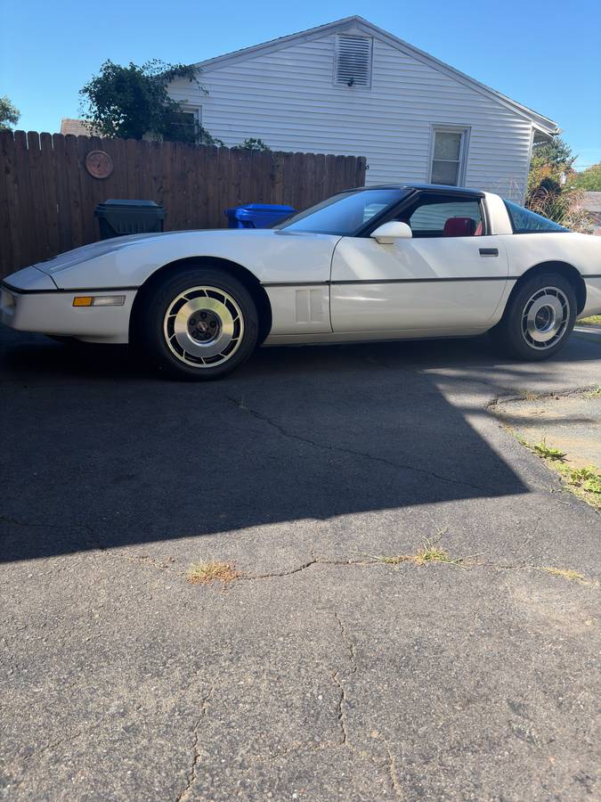 Chevrolet-Corvette-1985-White