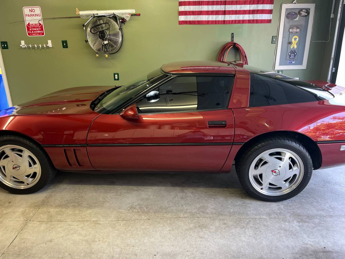 Chevrolet-Corvette-1988-Red
