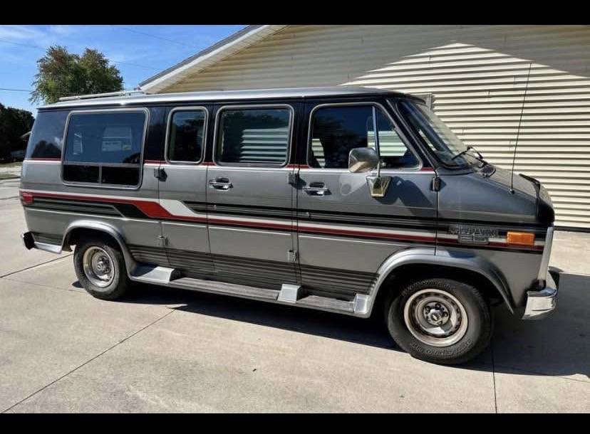 Chevrolet-G-20-1992-Gray