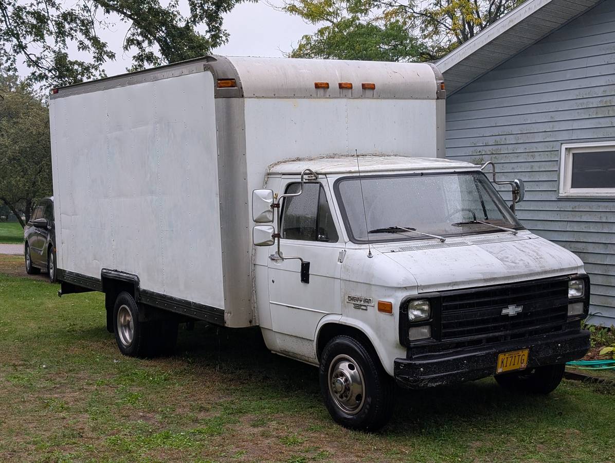 Chevrolet-G30-box-truck-1989-White