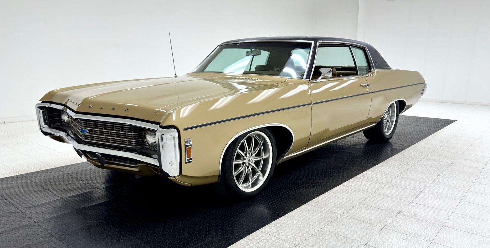 Chevrolet-Impala-1969-Hardtop-Gold