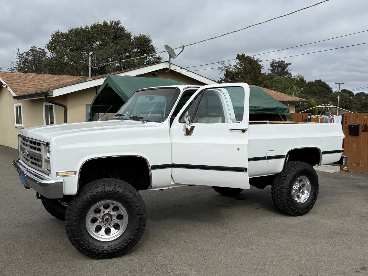 Chevrolet-K20-scottsdale-5.7-v8-gas-1986-White